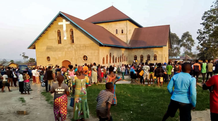 Nach dem Bombenangriff versammelten sich zahlreiche Menschen vor der Emmanuel-Kirche.
