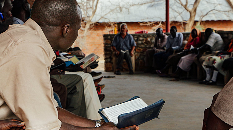 Christen im Sudan nehmen an einer biblischen Schulung teil