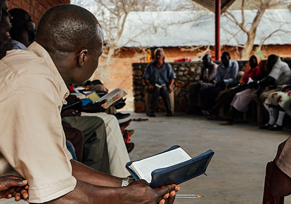 Christen im Sudan nehmen an einer biblischen Schulung teil