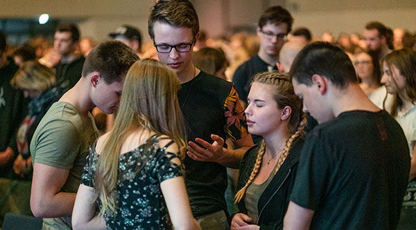 Gruppe von Jugendlichen betet