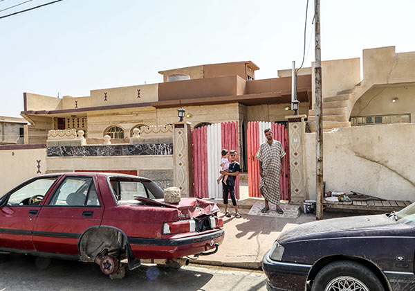Diese christliche Familie ist in ihr Haus zurückkehrt. Ihr zurückgelassenes Auto (rot) zeigt die Zerstörungswut der IS-Kämpfer.