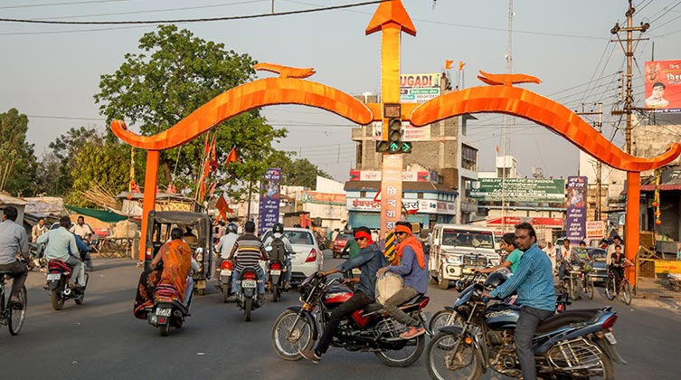 Straßenszene in Chhattisgarh: Safranfarbene Symbole sollen die Überlegenheit des hinduistischen Glaubens demonstrieren (Symbolbild)
