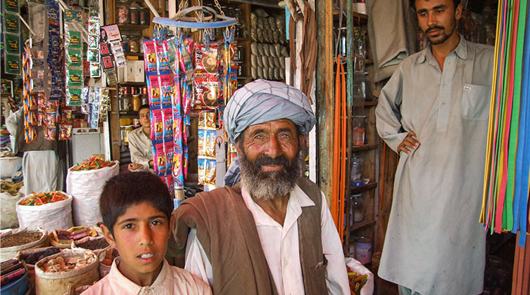 Afghanische Männer auf dem Basar