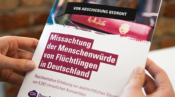 Person hält die Erhebung 2021 in den Händen