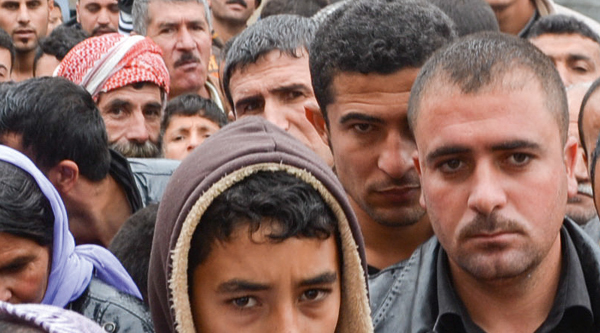 Flüchtlinge in Irak, die in die Kamera schauen