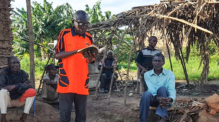 Kongolesische Christen feiern in einem Flüchtlingslager Gottesdienst.