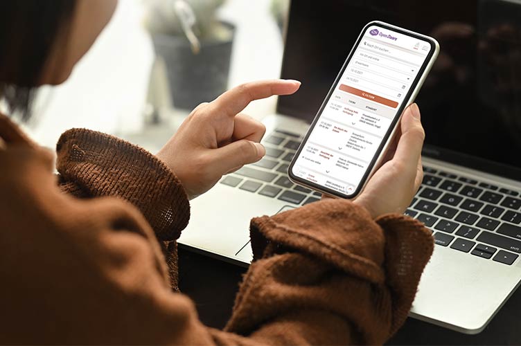 Frau hält ein Smartphone in der Hand und sucht eine Open Doors Veranstaltung