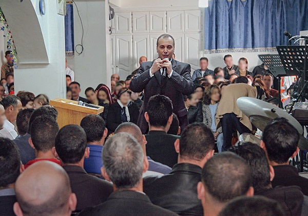 Pastor Salah bei einem Treffen mit Christen in Algerien