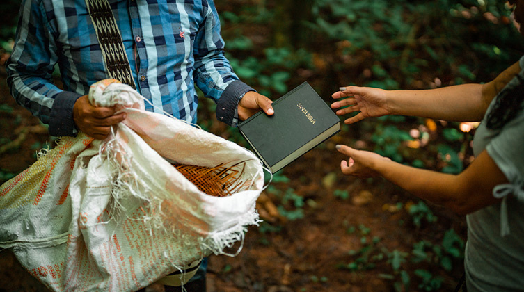 Mario aus der Region Chocó erlebte Befreiung und Errettung durch Jesus. Der ehemalige Kriminelle ist heute Pastor