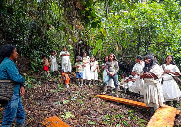 Indigene Christen versammeln sich im Wald