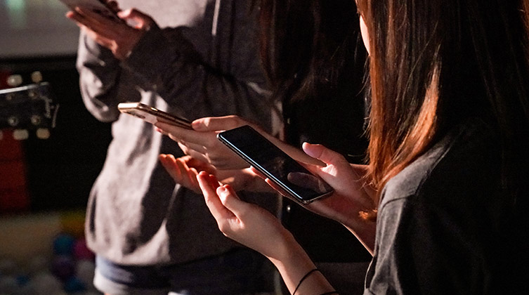 Chinesen halten Smartphones in ihren Händen
