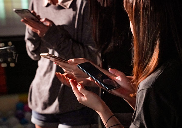 Chinesen halten Smartphones in ihren Händen