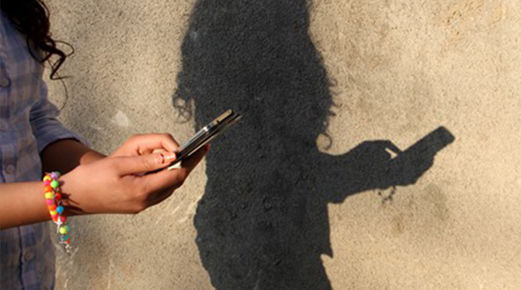 Frau hält ein Handy in ihrer Hand
