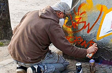 Graffiti-Künstler Chew beim Sprühen an einer Graffiti-Wall