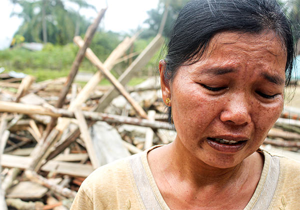 Frau aus Indonesien weint
