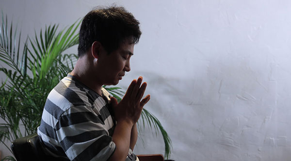 Ein Christ nordkoreanischer Herfkunft beim Gebet