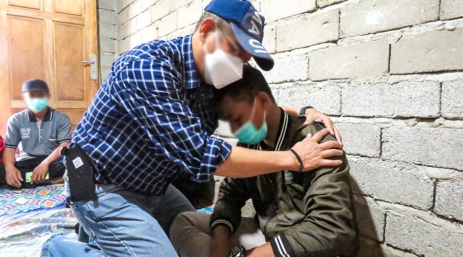 Ein Partner von Open doors betet für einen traumatisiertern Christen in Kalimago