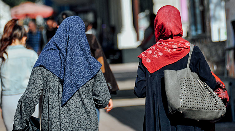 Zwei muslimische Frauen in den Straßen eines Lands in Zentralasien
