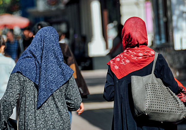 Zwei muslimische Frauen in den Straßen eines Lands in Zentralasien