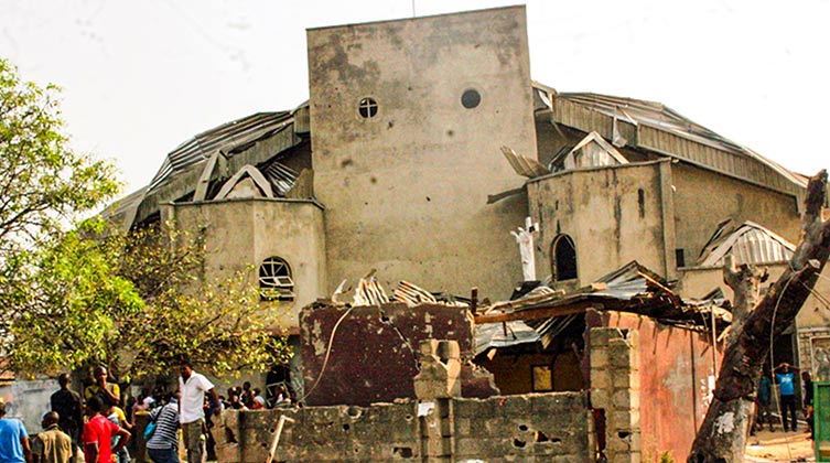 Eine zerstörte Kirche in Nigeria 