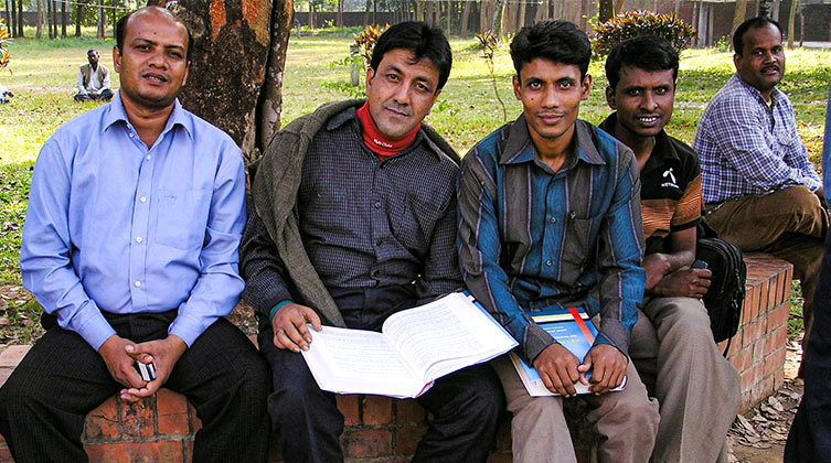Vier Männer aud Bangladesch bekommen christliche Literatur