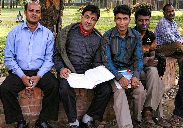 Vier Männer aud Bangladesch bekommen christliche Literatur