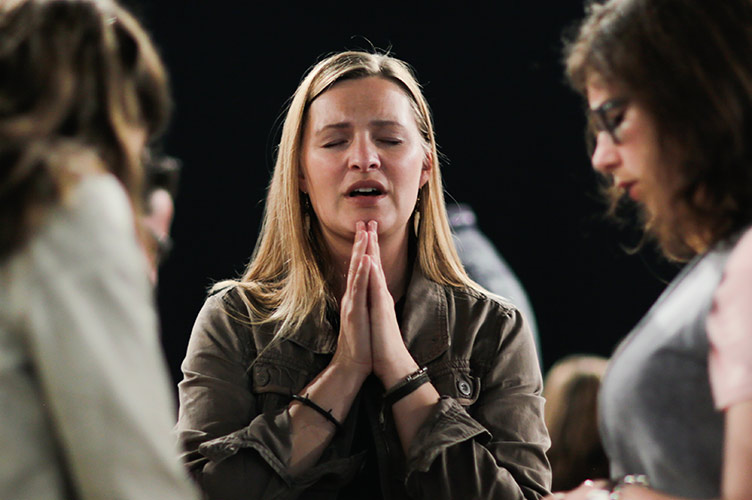 Betende Frau am Weltweiten Gebetstag für verfolgte Christen