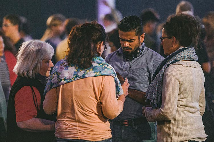Betende Menschen beim Weltweiten Gebetstag für verfolgte Christen