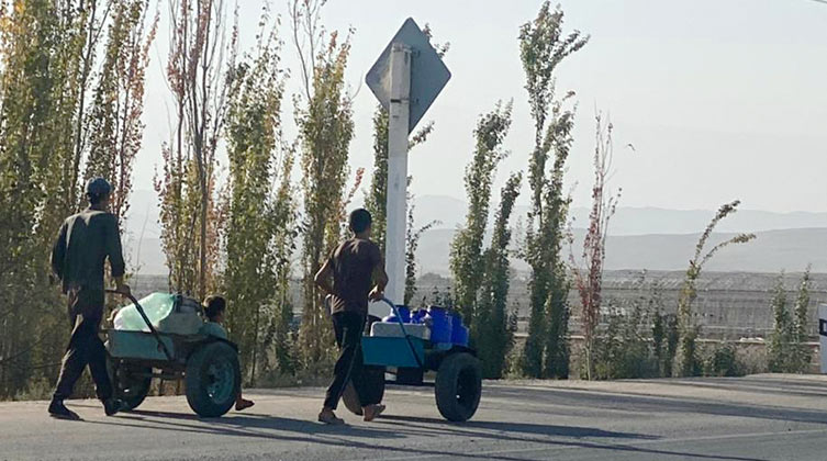 Afghanische Flüchtlinge an einer Straße in Zentralasien (Symbolbild)