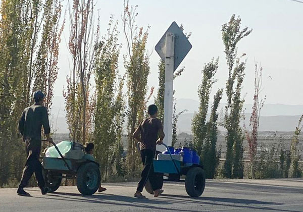 Afghanische Flüchtlinge an einer Straße in Zentralasien (Symbolbild)