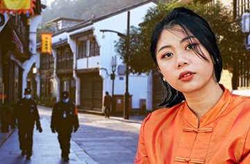 Chinesische Frau mit einer Gasse im Hintergrund