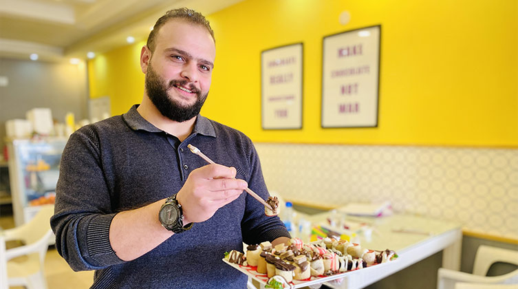 Salah demonstriert wie man Sushi isst: stilecht mit Stäbchen!