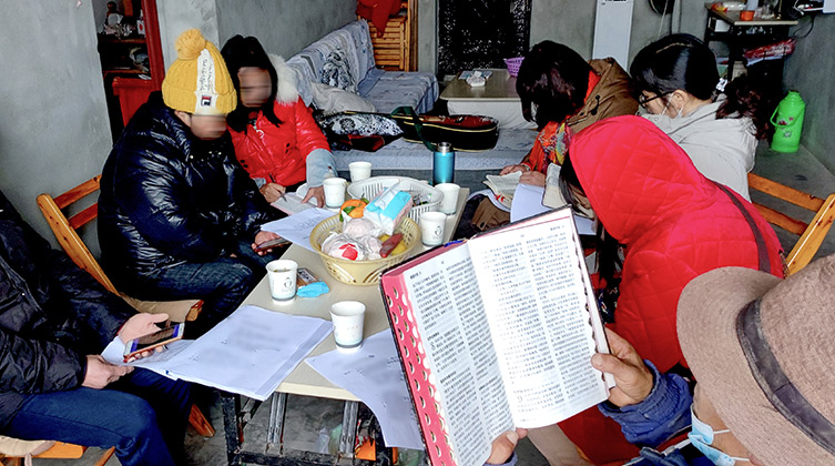 Gemeinsames Bibelstudium: Treffen im privaten Rahmen gewinnen für die Christen immer mehr an Bedeutung
