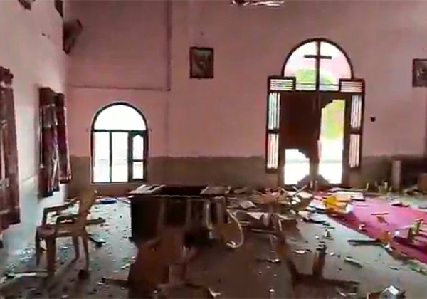 Spuren der Verwüstung nach dem Angriff auf eine Kirche