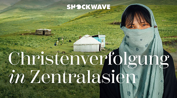 Christenverfolgung in Zentralasien: eine verschleierte Frau blickt in die Kamera und im Hintergrund grüne Landschaft und ein Zelt