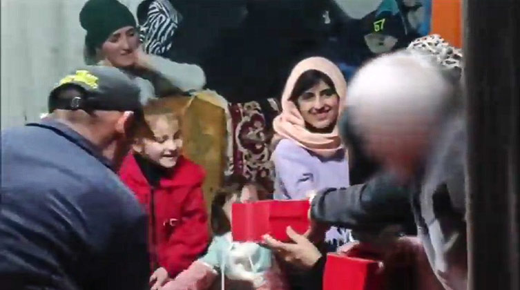 Eine Familie aus Zentralasien freut sich über Geschenke