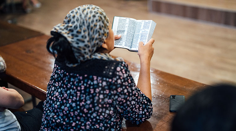 Symbolbild: Eine Christin in Zentralasien liest in der Bibel