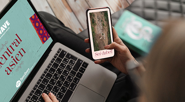 Smartphone und Laptop mit Grafikelementen von Shockwave