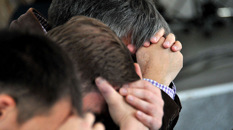 Symbolbild: Pastoren in Zentralasien beten zusammen um dem wachsenden Druck standzuhalten