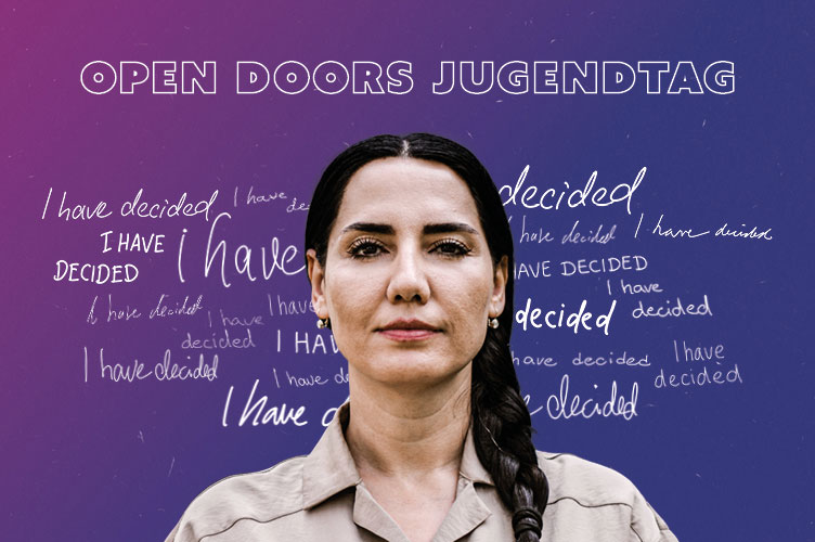 Eine Frau schaut entschlossen in die Kamera. Hinter ihm steht auf einem lilablauen Farbverlauf geschrieben: I have decided. Darüber der Titel Open Doors Jugendtag.