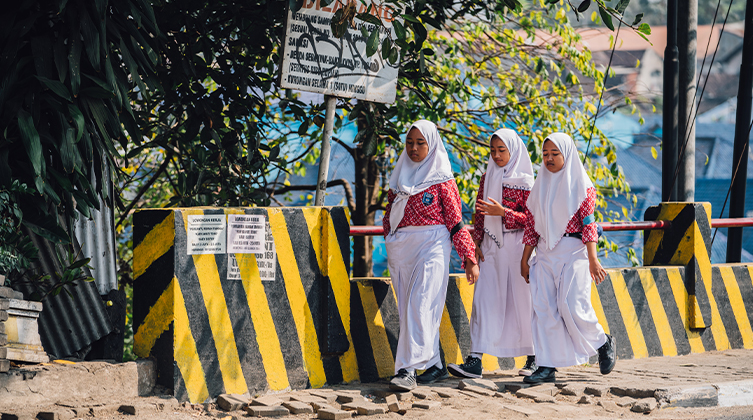 Mädchen in Indonesien auf ihrem Weg zur Schule (Symbolbild)