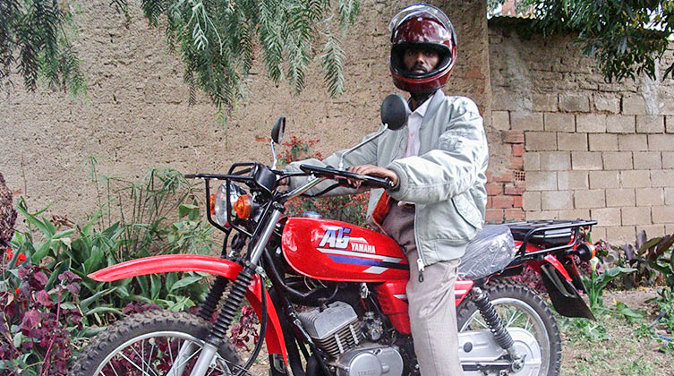 Pastor Tesfay während seiner aktiven Zeit als Pastor auf einem Motorrad