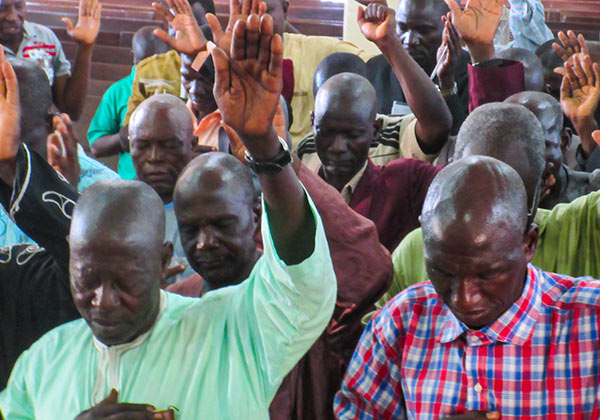 Einige Eltern entführter „Chibok-Mädchen“ beten gemeinsam