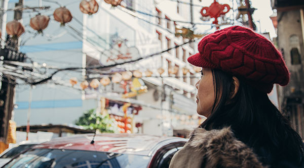 Eine koreanische Frau sieht hoch auf eine Straße mit Lampignons