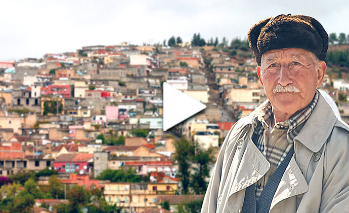 Es ist ein älterer Mann aus Algerien mit einer Pelzmütze zu sehen