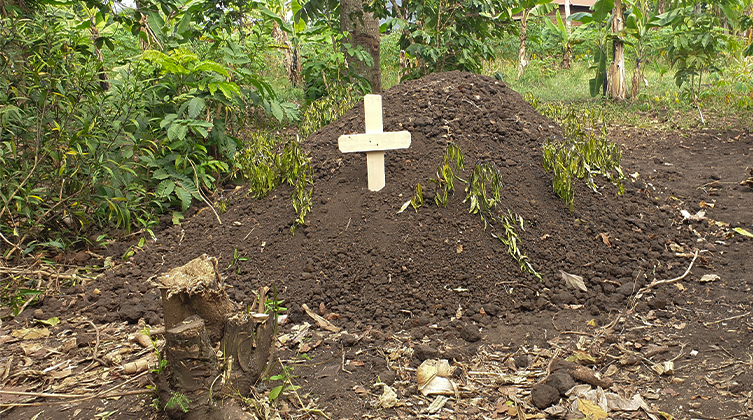 Aminas Grab mit dem Kreuz – sichtbares Zeichen der Hoffnung mit der sie aus diesem Leben ging.