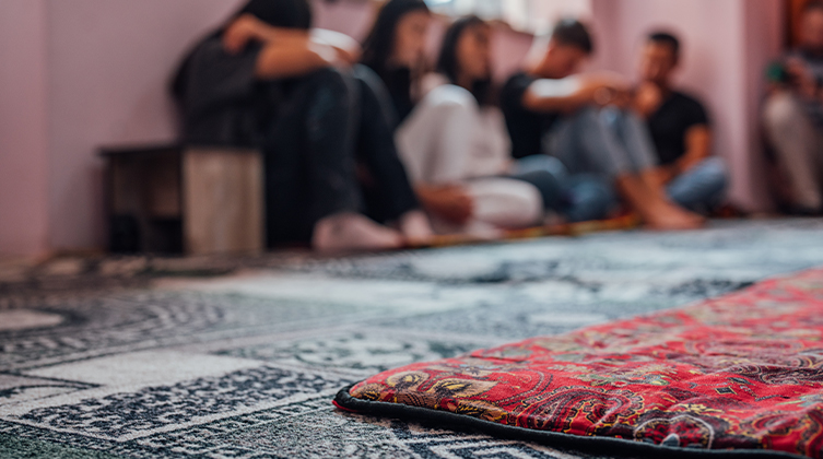 Christen in Zentralasien halten ihren Glauben vor ihren Familien oft geheim und treffen sich in Hauskirchengruppen  so wie hier im Bild