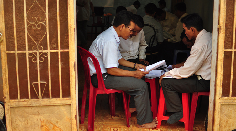 Christen einer vietnamesischen Hauskirchengemeinde treffen sich zum gemeinsamen Bibellesen 