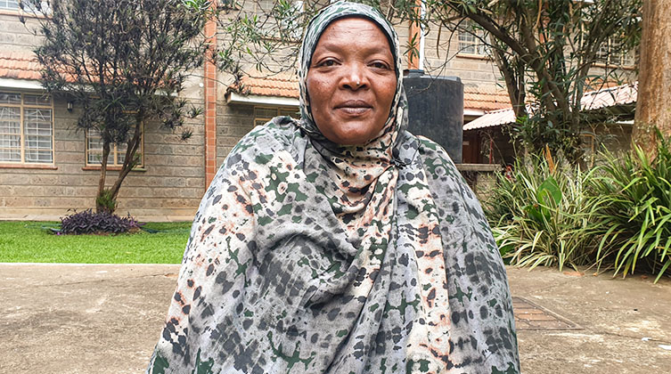 Porträt einer älteren afrikanischen Frau mit Kopftuch