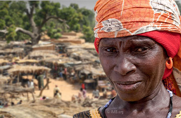 Portrait einer älteren afrikanischen Frau mit Kopftuch.